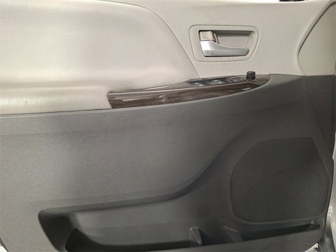 Used 2015 Toyota Sienna XLE image 15