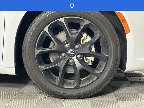 Used 2025 Chrysler Pacifica Limited FWD image 10