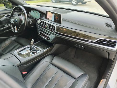 Used 2018 BMW 740i image 18