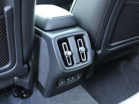 Used 2025 Volvo XC40 B5 Core image 34