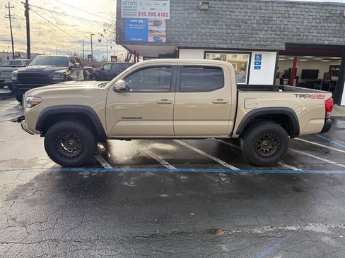 Used 2017 Toyota Tacoma TRD Off-Road w/ Tow Package (A/T) image 5
