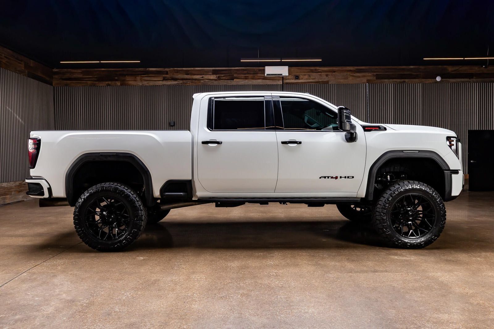 Used 2025 GMC Sierra 2500 AT4 w/ AT4 Premium Plus Package AWD/4WD image 11