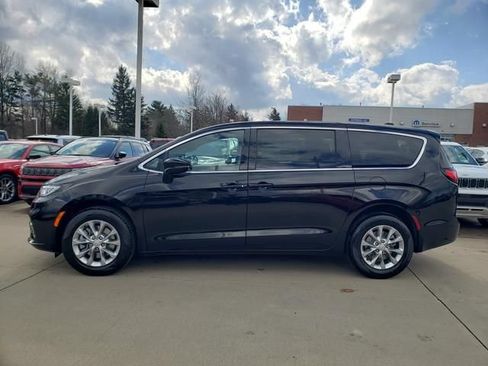 New 2026 Chrysler Pacifica Select AWD/4WD image 3