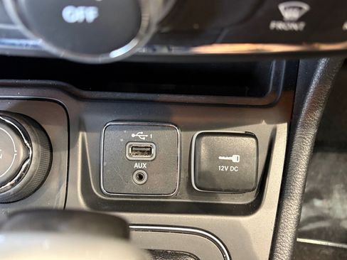 Used 2019 Jeep Cherokee Latitude AWD/4WD image 27