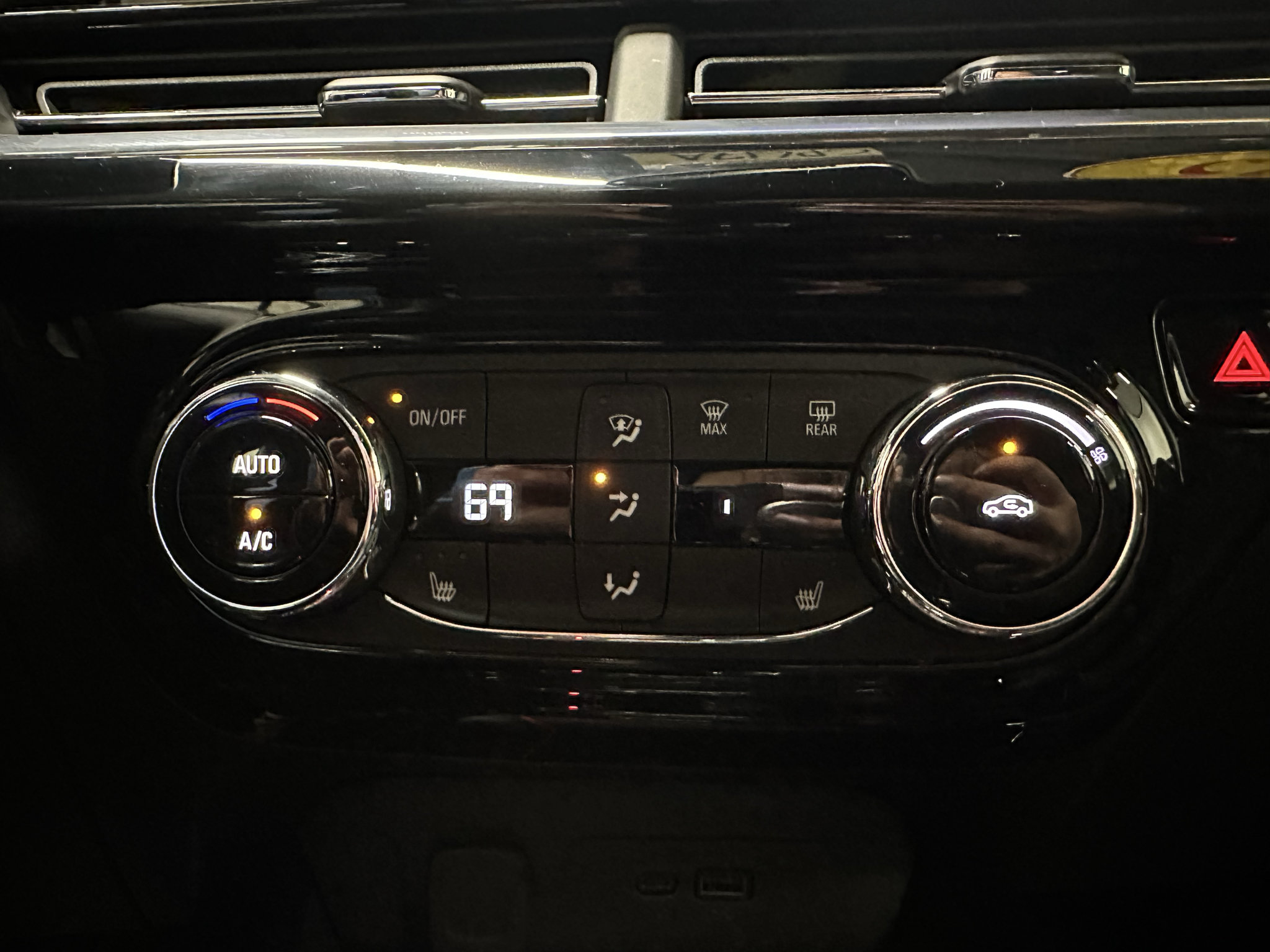 Used 2025 Chevrolet Trax RS w/ Sunroof Package FWD image 37