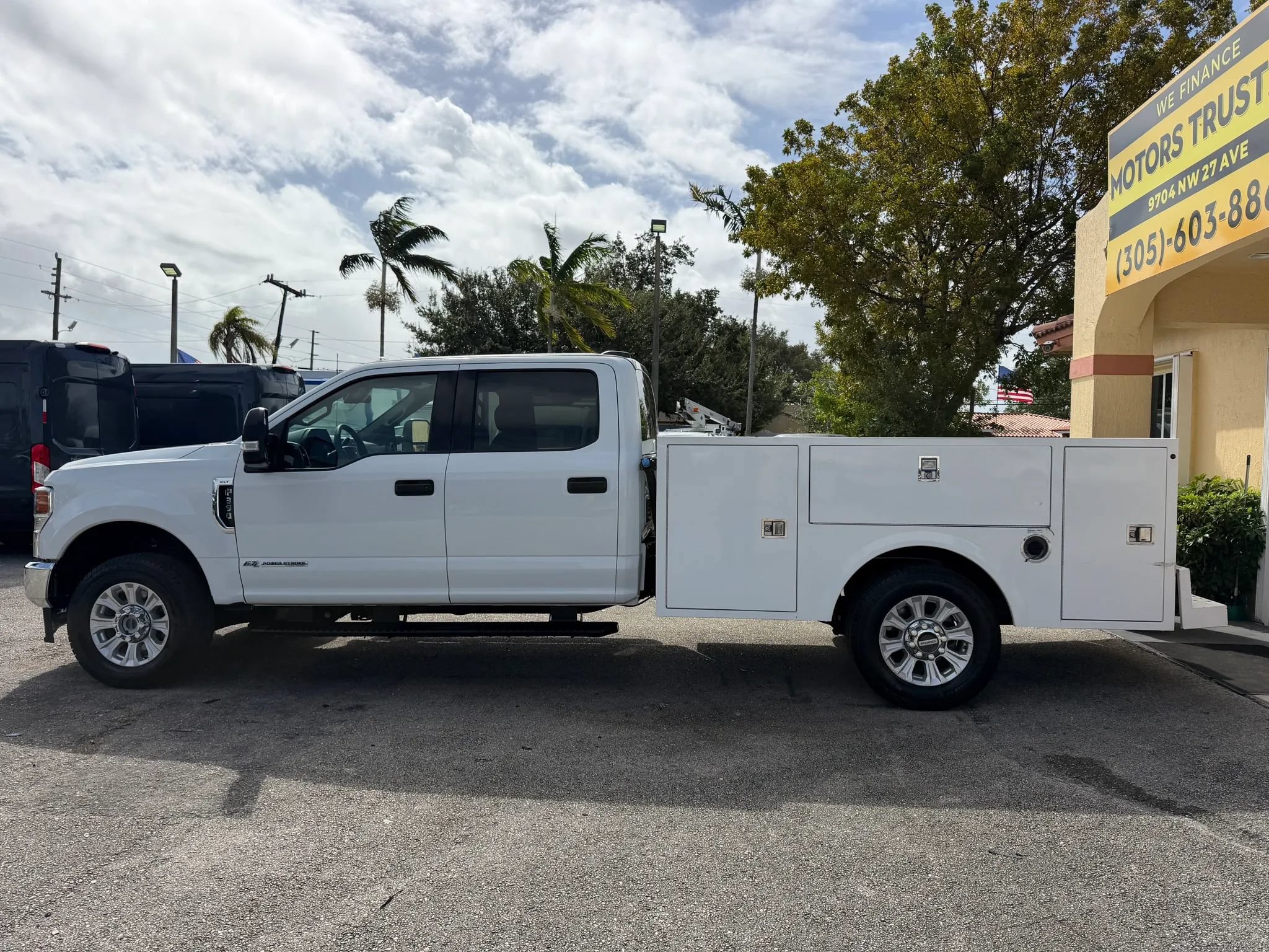 Used 2022 Ford F350 4x4 Crew Cab XLT image 3