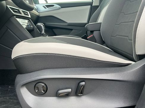 New 2025 Volkswagen Taos SE image 22