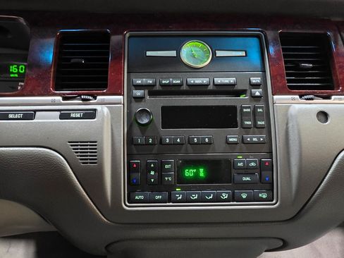 Used 2005 Lincoln Town Car Signature RWD image 28