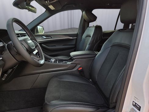 New 2026 Jeep Grand Cherokee Altitude RWD image 11
