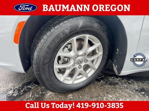 Used 2024 Chrysler Pacifica Touring-L FWD image 27