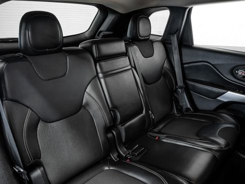 Used 2018 Jeep Cherokee Latitude Plus image 23