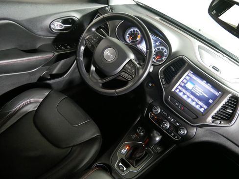 Used 2019 Jeep Cherokee Trailhawk AWD/4WD image 9