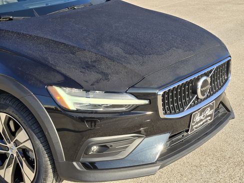 Certified 2023 Volvo V60 B5 Cross Country Plus w/ Climate Package image 13