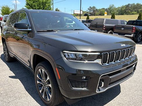 Used 2025 Jeep Grand Cherokee Overland w/ Luxury Tech Group IV AWD/4WD image 5