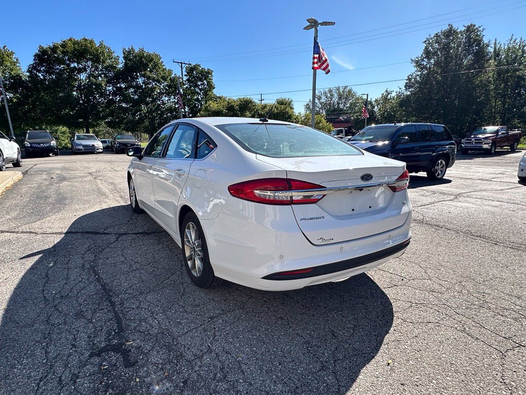 Used 2017 Ford Fusion SE w/ Fusion SE Technology Package FWD image 3