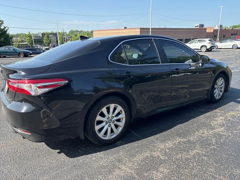 Used 2019 Toyota Camry LE w/ Convenience Package FWD image 12