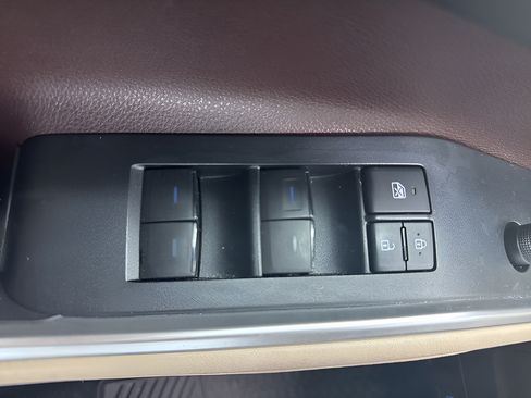 Used 2020 Toyota Highlander XLE FWD image 32
