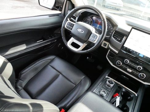 Used 2023 Ford Expedition Max XLT image 9