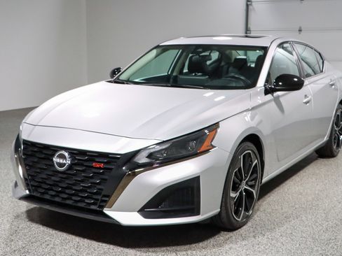 Used 2024 Nissan Altima 2.5 SR w/ SR Premium Package image 30