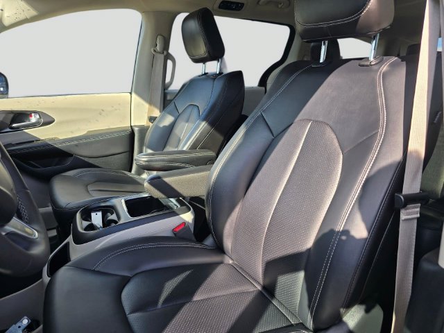 Used 2024 Chrysler Pacifica Touring-L FWD image 20