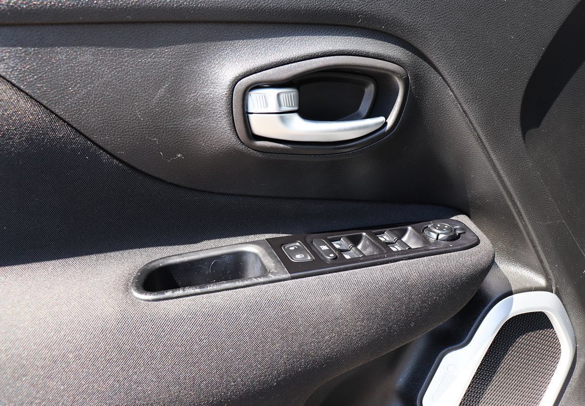 Used 2021 Jeep Renegade Latitude w/ Convenience Group FWD image 37