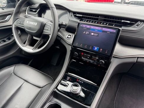 Used 2025 Jeep Grand Cherokee L Limited w/ Black Appearance Package AWD/4WD image 12