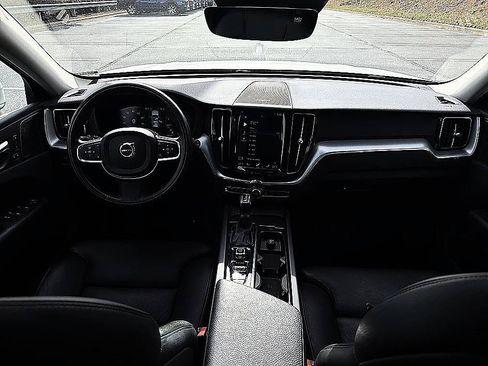 Used 2019 Volvo XC60 T5 Momentum w/ Multimedia Package FWD image 13