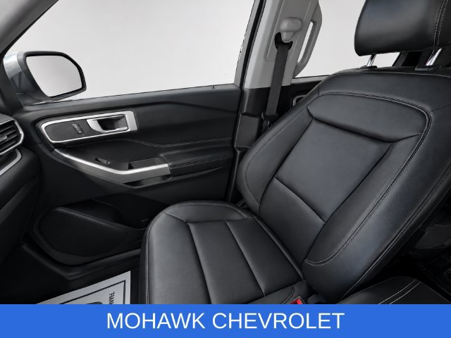 Used 2021 Ford Explorer XLT w/ Equipment Group 202A AWD/4WD image 17