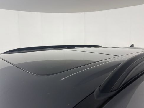 Used 2022 Ford Explorer XLT w/ Equipment Group 202A image 6