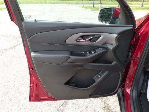 Used 2023 Chevrolet Traverse LT FWD image 19