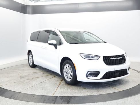 Certified 2023 Chrysler Pacifica Touring-L FWD image 10