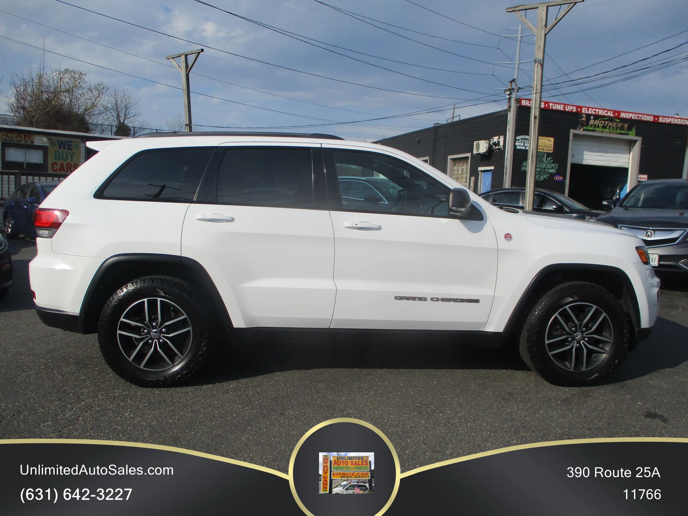 Used 2017 Jeep Grand Cherokee Trailhawk w/ Trailhawk Luxury Group AWD/4WD image 4