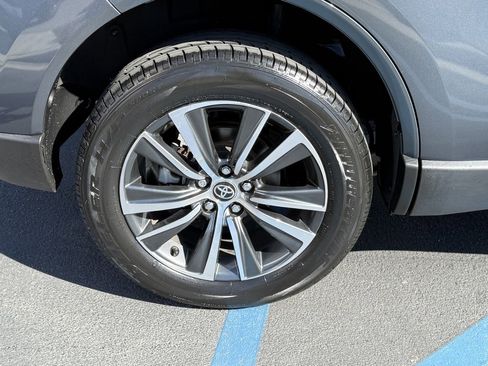 Used 2022 Toyota Venza LE image 14