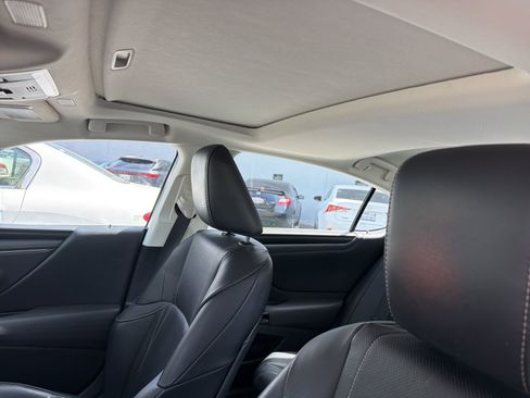 Used 2022 Lexus ES 300h w/ Accessory Package image 8