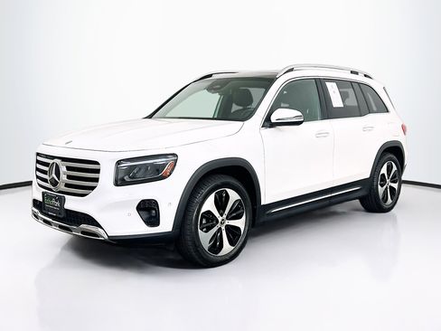 Used 2025 Mercedes-Benz GLB 250 4MATIC image 3
