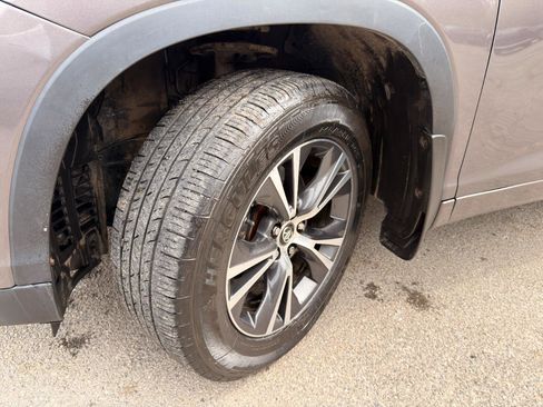 Used 2016 Toyota Highlander XLE image 25