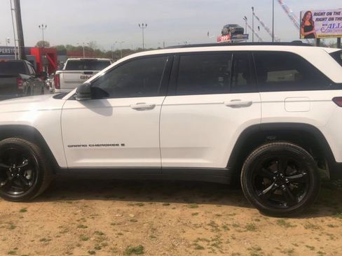 Used 2025 Jeep Grand Cherokee Limited w/ Black Appearance Package AWD/4WD image 4