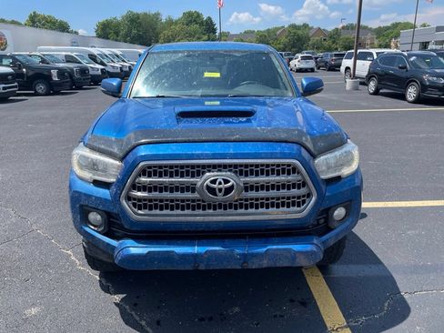 Used 2016 Toyota Tacoma SR5 AWD/4WD image 2