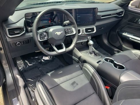 Used 2025 Ford Mustang Premium image 18