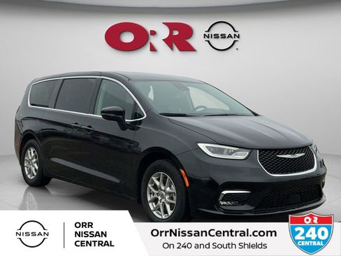 Used 2023 Chrysler Pacifica Touring-L FWD image 3
