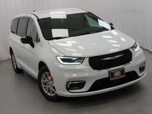 New 2026 Chrysler Pacifica Select image 8