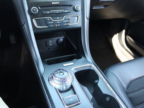 Used 2018 Ford Fusion SE w/ Equipment Group 201A FWD image 3