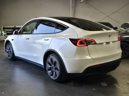 Used 2023 Tesla Model Y AWD image 2