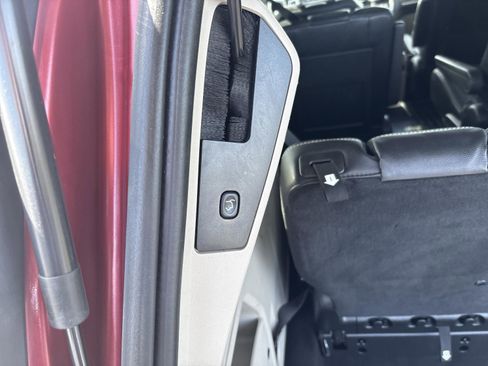 Used 2015 Chrysler Town & Country Touring-L w/ Driver Convenience Group image 10