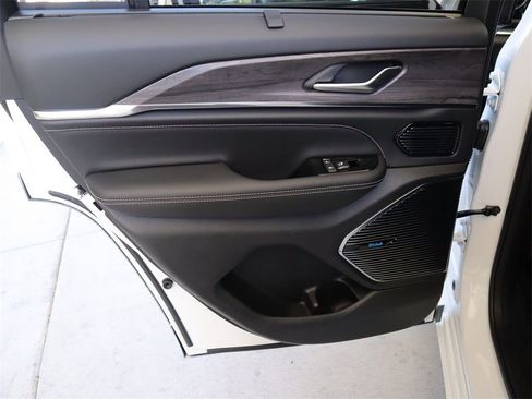 Used 2023 Jeep Grand Cherokee Overland w/ Luxury Tech Group IV image 28