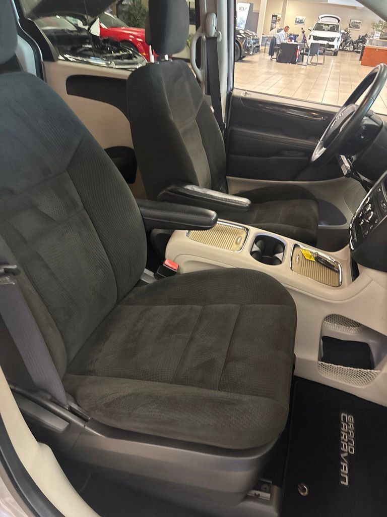 Used 2015 Dodge Grand Caravan SXT w/ UConnect Hands-Free Group FWD image 30