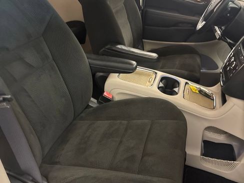 Used 2015 Dodge Grand Caravan SXT w/ UConnect Hands-Free Group FWD image 30