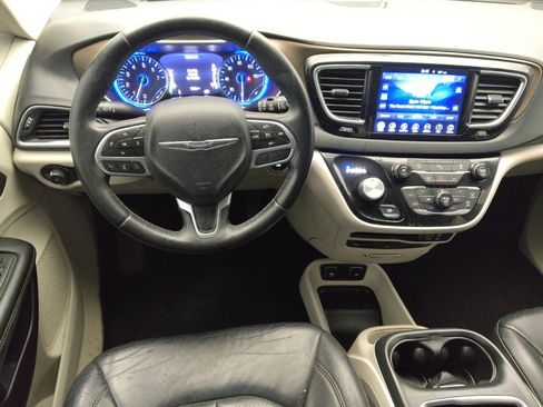 Used 2017 Chrysler Pacifica Touring-L Plus FWD image 22