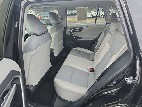 Used 2023 Toyota RAV4 XLE Premium image 15