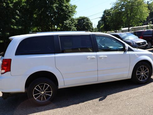 Used 2017 Dodge Grand Caravan SXT FWD image 19